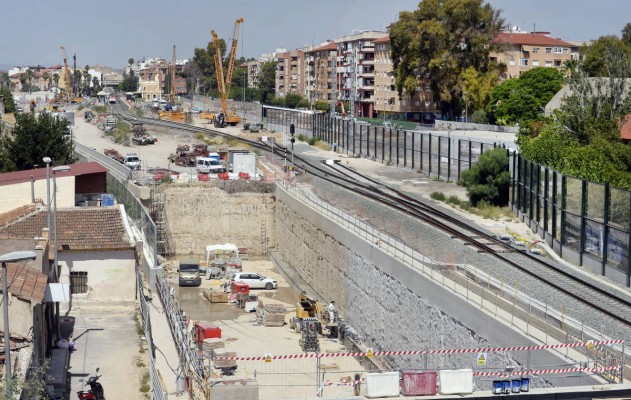La AIReF pone en duda la necesidad de que el AVE llegue a la Región y pide que se fomenten los Cercanías