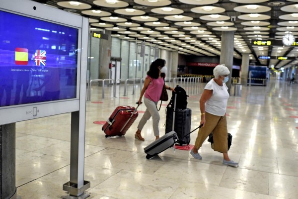 Reino Unido estudia rebajar la cuarentena a viajeros realizando test, aunque no 