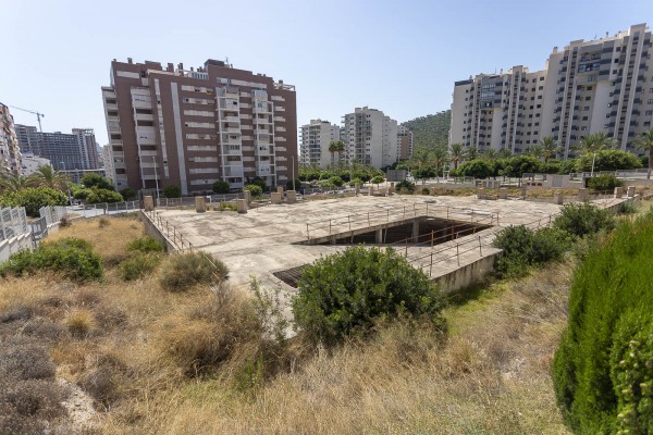 Una empresa rescata un solar a medio construir en la Vila por la crisis para levantar un nuevo edificio