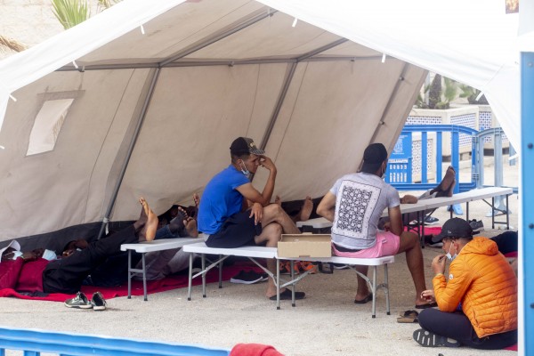 Cien inmigrantes se trasladan a un pabellón de deportes para evitar su fuga y mantengan la cuarentena