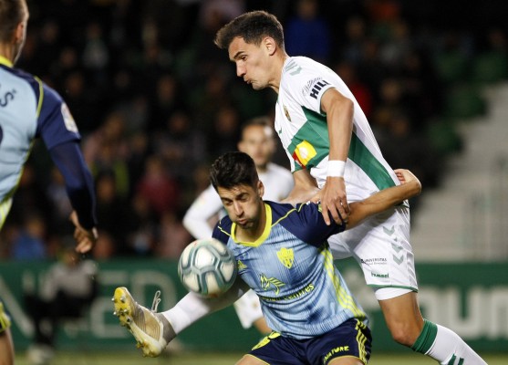 Sendos positivos por Covid-19 en Almería y Zaragoza amenazan el 'play-off' de ascenso