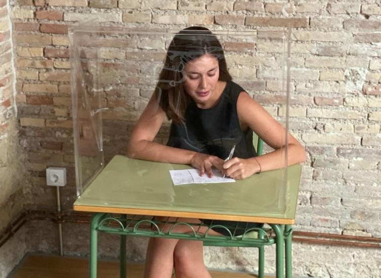 Una empresa valenciana fabrica mamparas individuales adaptadas a los pupitres escolares