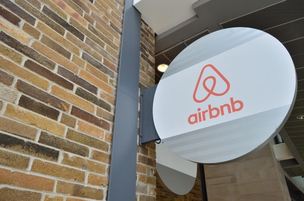 Airbnb facilita a los anfitriones una herramienta digital para el registro automático de viajeros