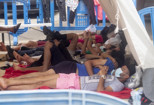 El Puerto advierte que sus clientes se quejan por tener a inmigrantes en Escombreras y pide su traslado 