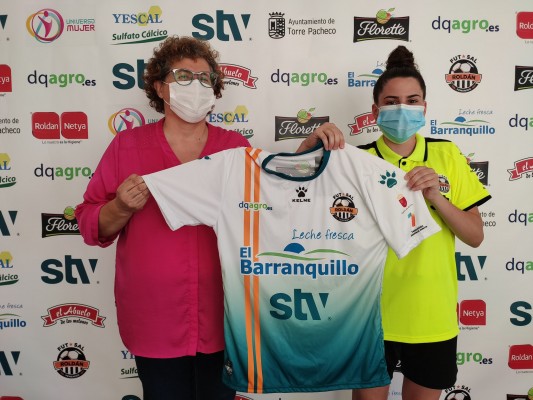Paulika, quien ya ha debutado en Primera, renueva con el filial del Roldán FSF