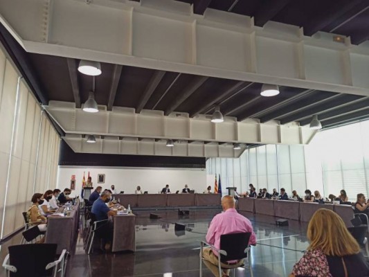 Un pleno histórico en Elche: Lutero, Calvino, Colón, Guevara, Juan Carlos I... y vuelta a la crispación