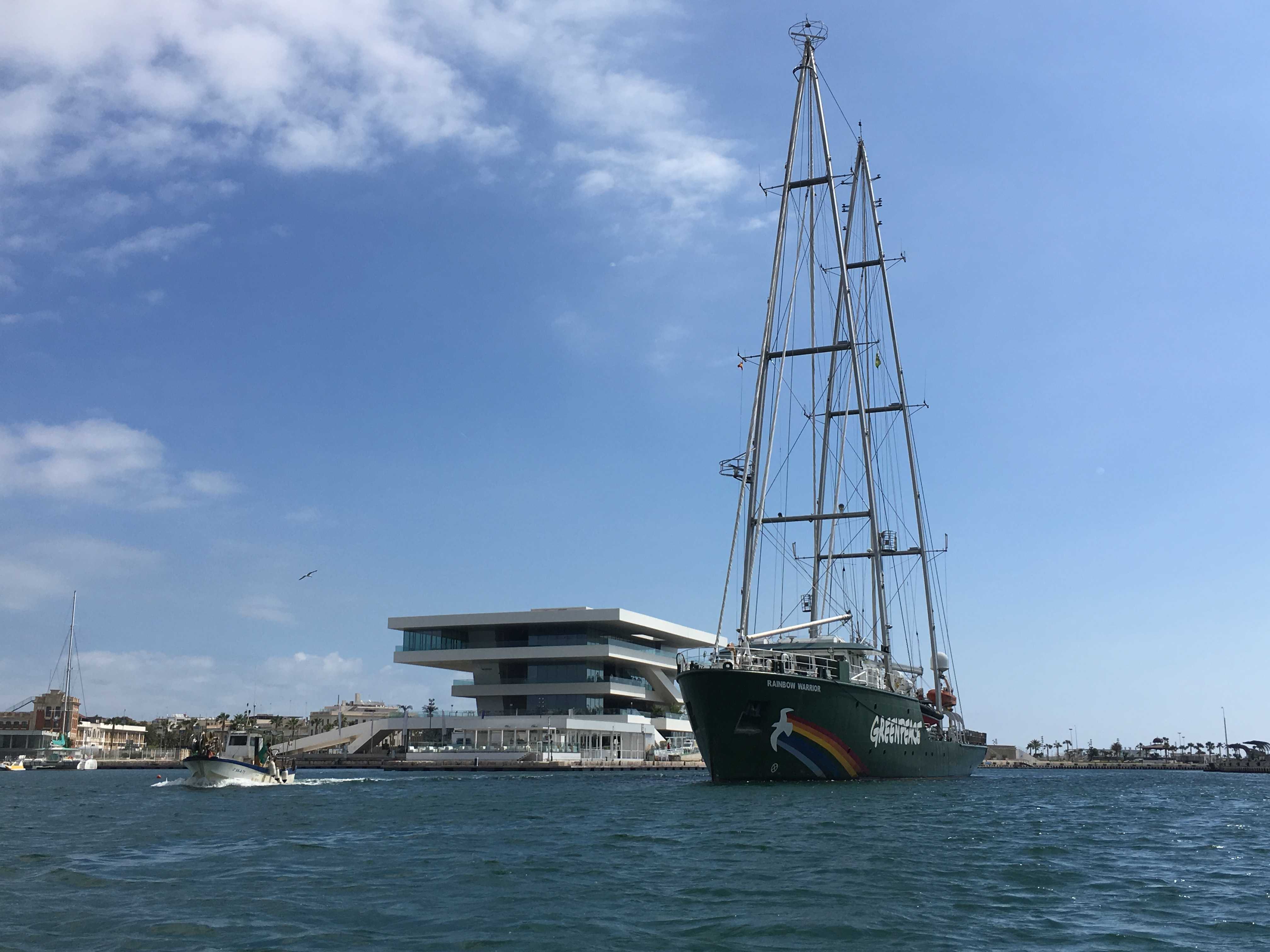 El 'Rainbow Warrior' de Greenpeace amarra en La Marina de Valencia y podrá ser visitado