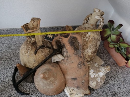 Investigadores de la UA estudian 13 ánforas romanas que decoraban una pescadería en Santa Pola