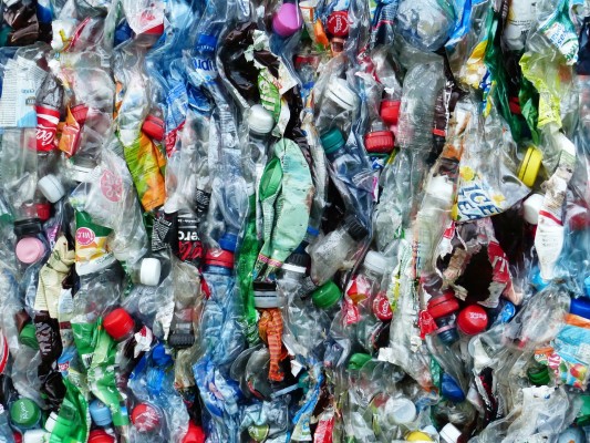 La UA patenta un proceso para la descontaminación del plástico reciclado