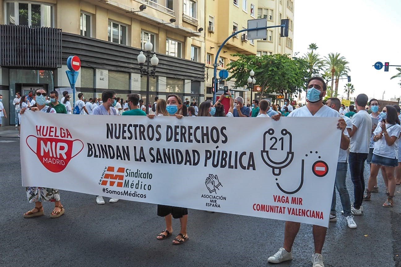 Sanidad se reunirá el jueves con los MIR para abrir una mesa de diálogo y desconvocar la huelga