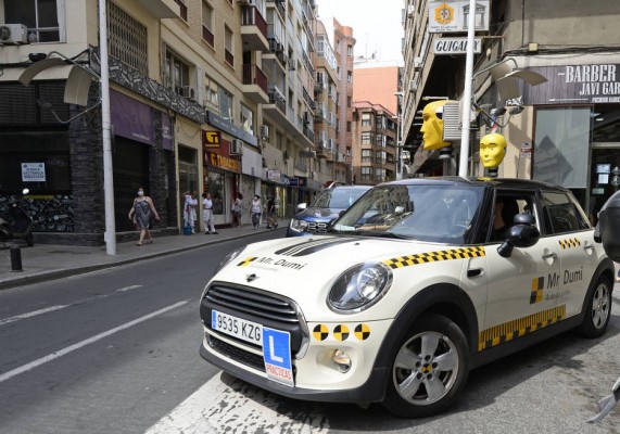 Las autoescuelas se manifestarán este martes para exigir más examinadores a la DGT