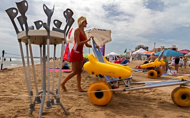 Cocemfe insta a los ayuntamientos a recuperar la asistencia en el baño de las playas accesibles
