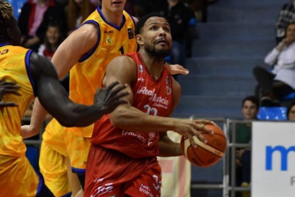El nigeriano Solarin, jugador clave en el ascenso a la LEB Oro, renueva contrato con el Real Murcia