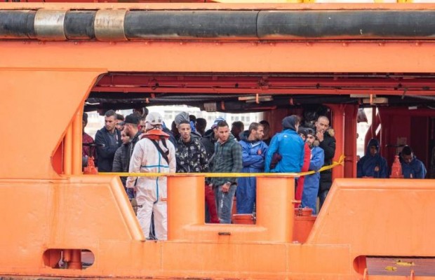 La alerta sanitaria se dispara al haber positivos por covid entre los 418 inmigrantes llegados en pateras