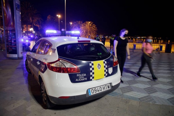 La Policía Local de Alicante impone 230 denuncias por no llevar mascarillas en zonas de ocio