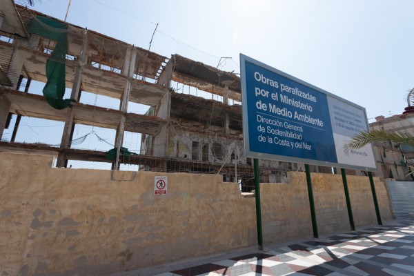 Elche insta a Costas al derribo de la obra nueva del Hotel de Arenales; llega la caducidad de la vieja concesión 
