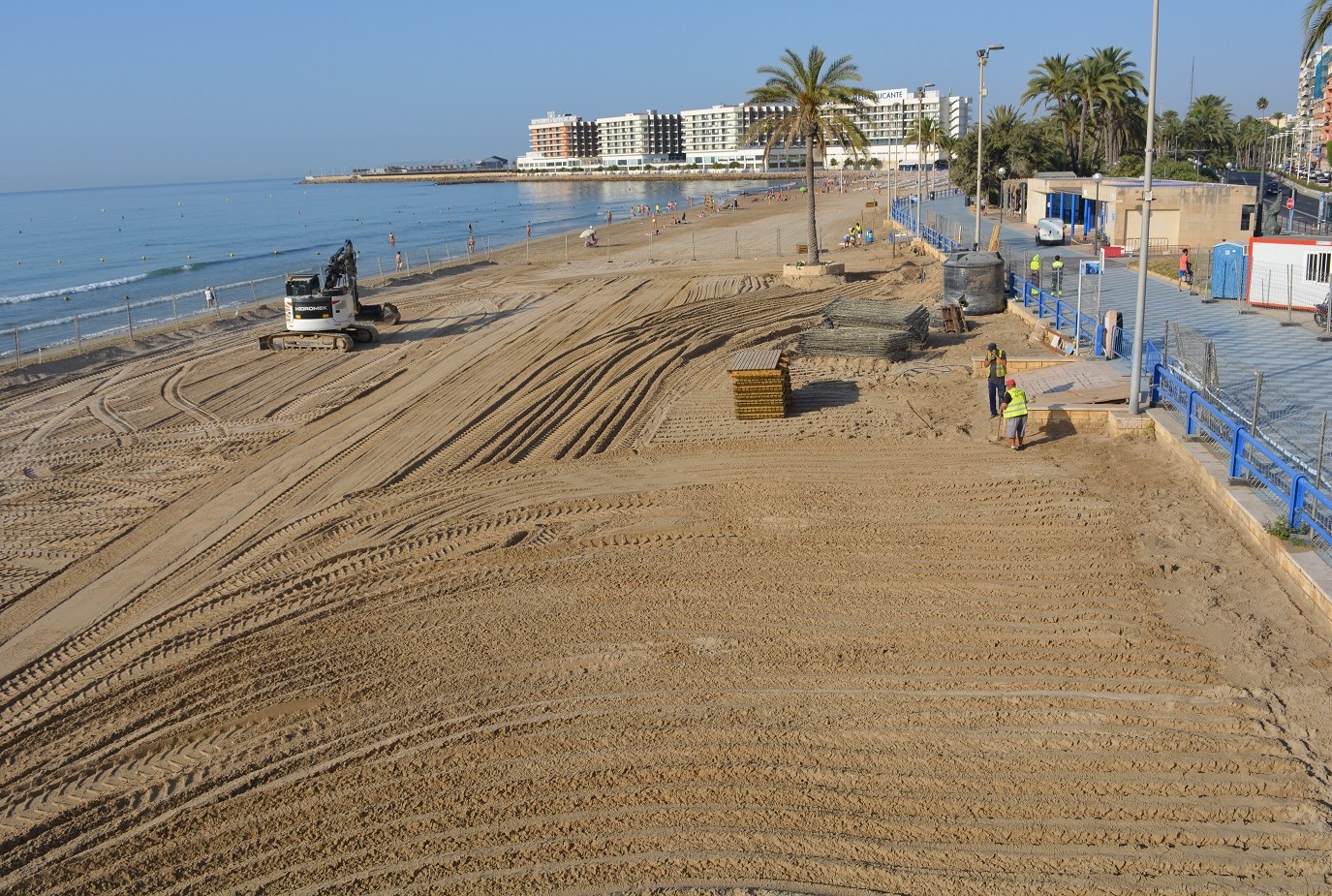 La playa del Postiguet de Alicante recupera su estado natural tras la descontaminación 