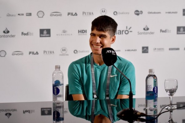 Alcaraz hace el tres de tres desde su regreso y disputará las semifinales en Villena