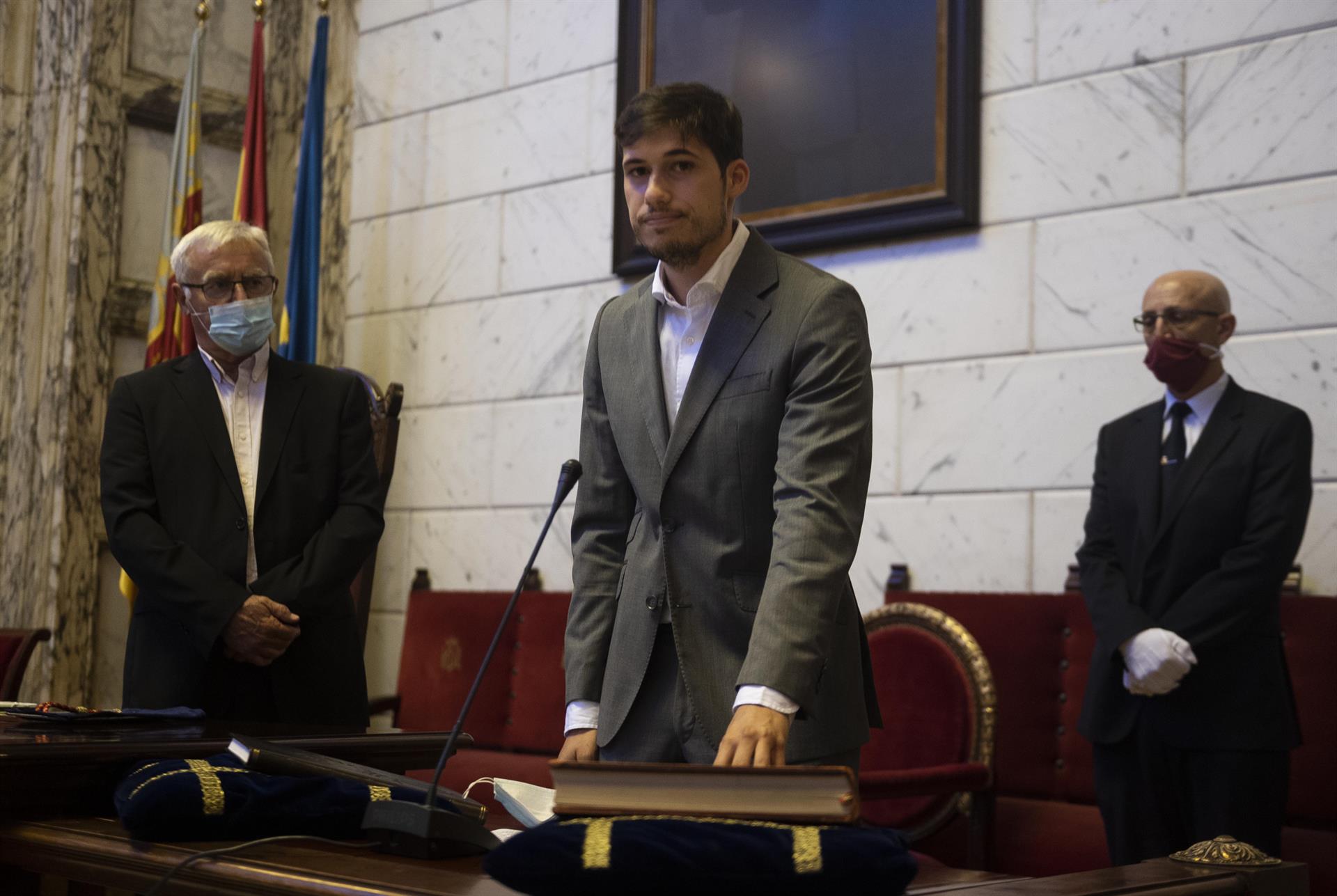 Borja Sanjuán toma posesión como concejal de Hacienda para recoger el legado 