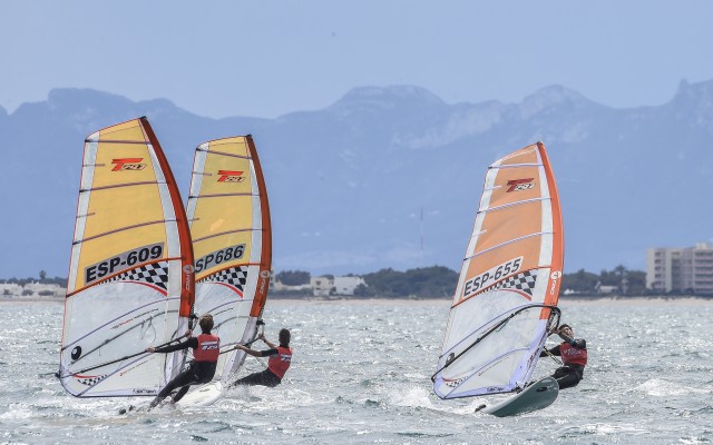 El Real Club Náutico de Valencia se abre al windsurf