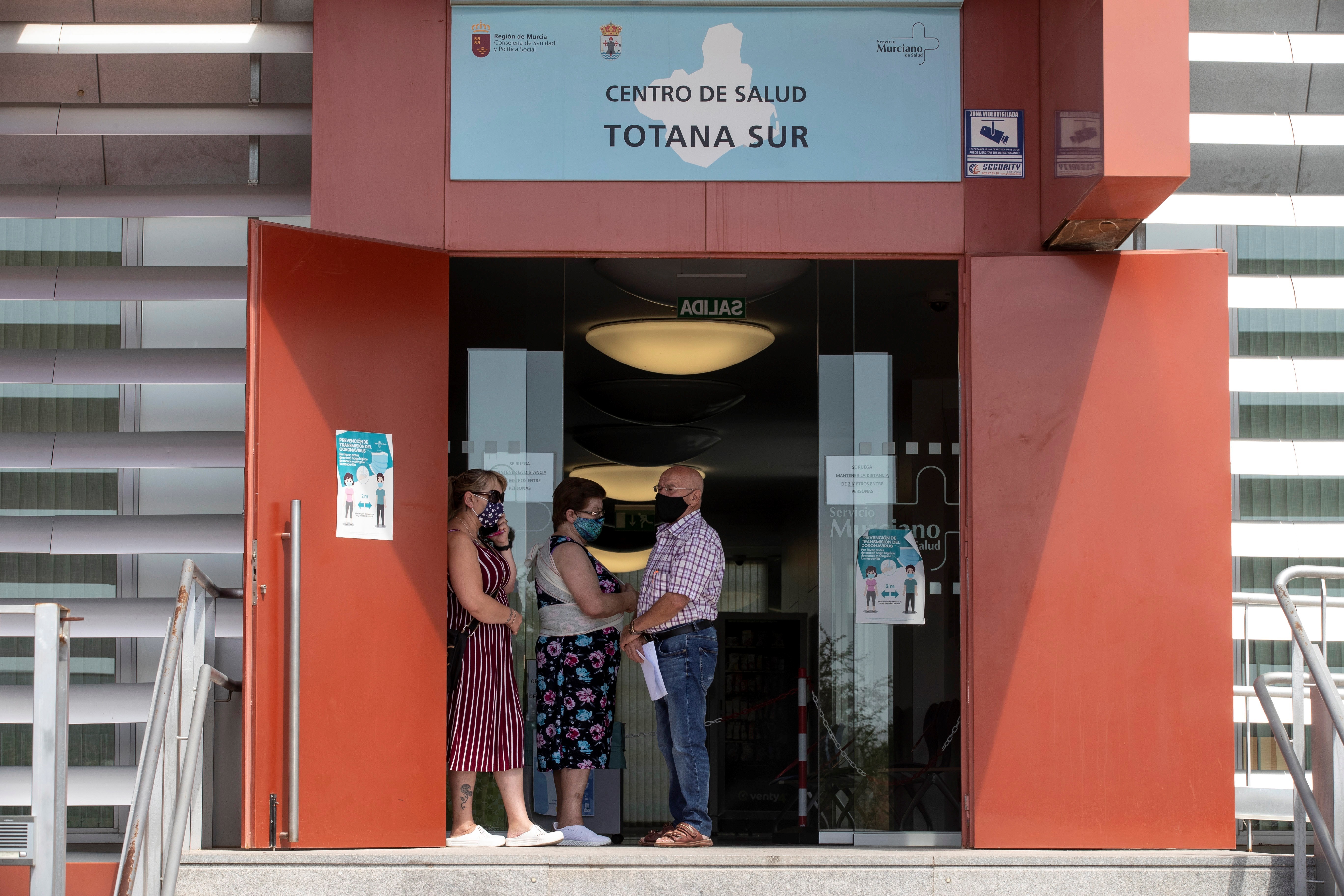 Varias personas esperan en la puerta del centro de salud sur de Totana, este martes, para realizarse la prueba PCR. Foto: MARCIAL GUILLÉN (EFE) - 