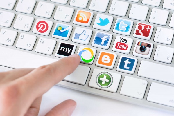 Facebook y Youtube, más rápidos que Twitter al retirar contenidos que incitan al odio