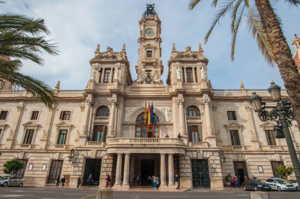 Un centenar de interinos del Ayuntamiento de València acuden a los tribunales