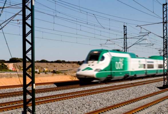 El BEI facilita 205 millones de euros a Adif para trenes e impulsar el Corredor Mediterráneo