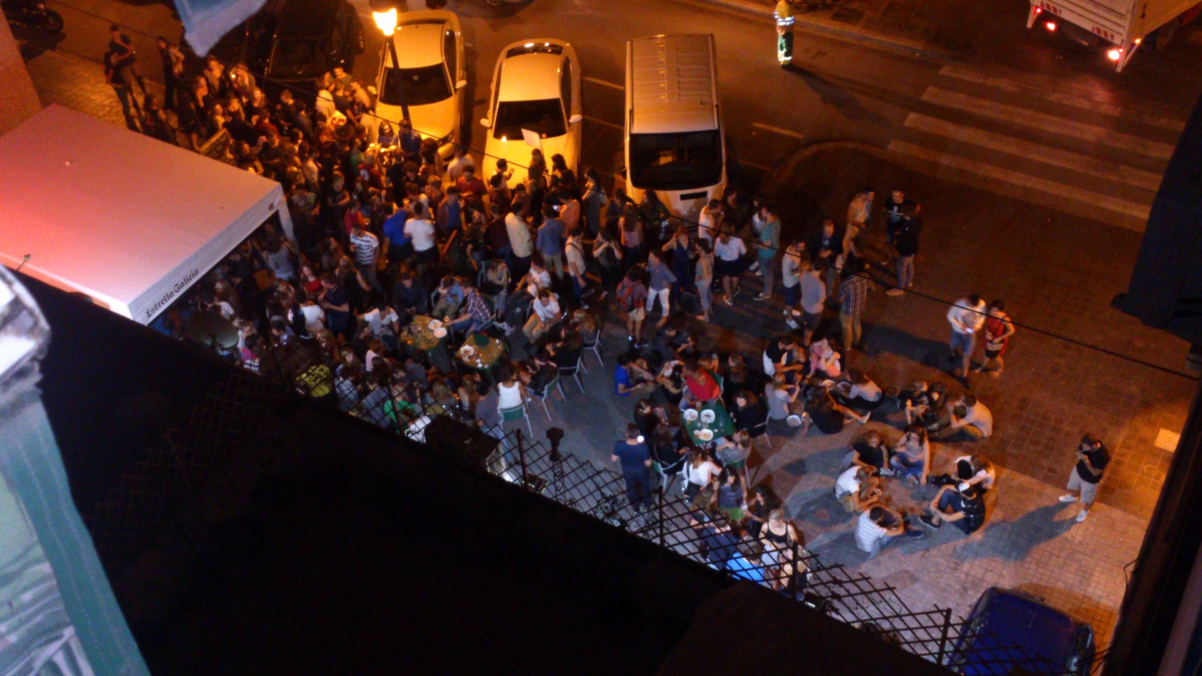 Aspecto nocturno de una zona de ocio de la ciudad de València. - 