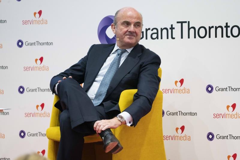 Guindos afirma que el contagio de covid-19 mediante el dinero en efectivo “es prácticamente nulo”