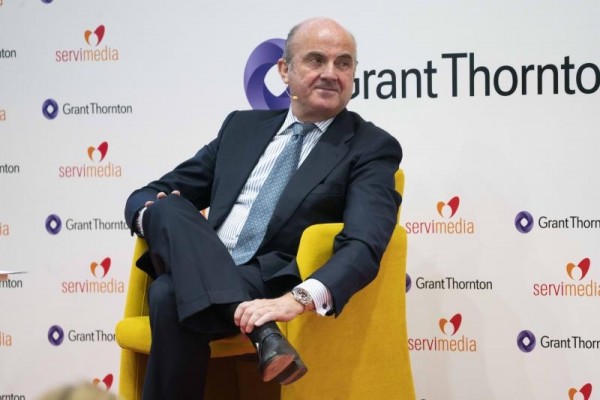 Guindos afirma que el contagio de covid-19 mediante el dinero en efectivo “es prácticamente nulo”