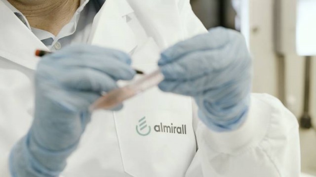 La banca confía en Almirall y le concede financiación por 275 millones