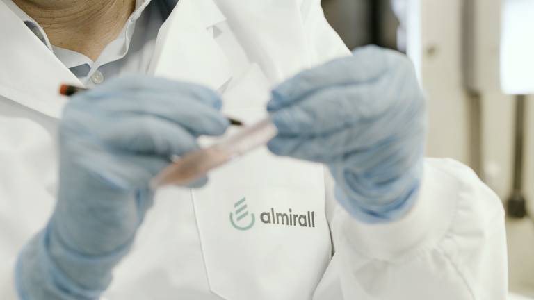 La banca confía en Almirall y le concede financiación por 275 millones