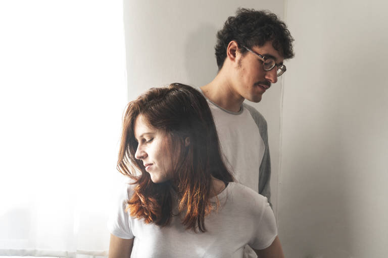 Laura Esparza y Carlos Esteban estrenan 'Abril 2020', su single 'confinado'