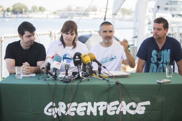Greenpeace lanza a bordo del Rainbow Warrior en València la campaña: 'Menos plástico, más Mediterráneo'  