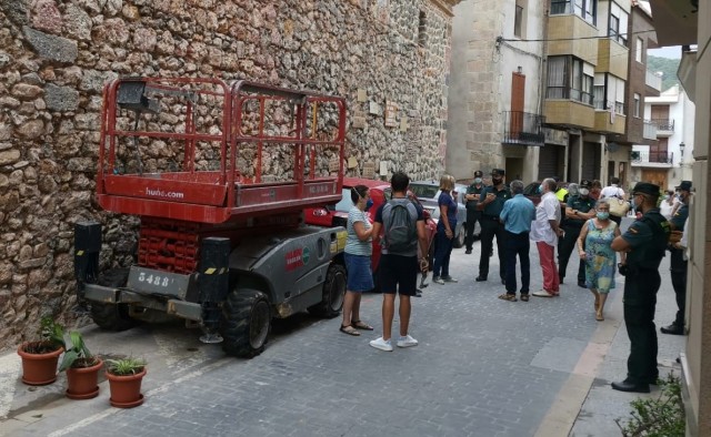 Veïns d'Artana tracten d'impedir que s'intervinga la façana de l'església del poble
