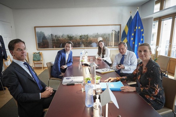 Los 'frugales' ofrecen reducir el fondo europeo a 700.000 millones, la mitad en transferencias