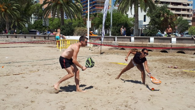 Oropesa del Mar acoge más de 200 partidas de tenis playa en un torneo provincial