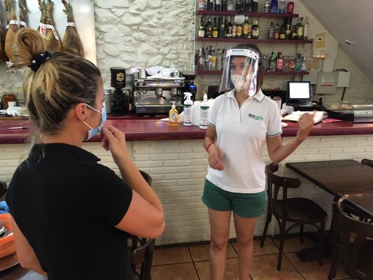 Benicàssim impulsa una campaña de reciclaje de vidrio en el sector de la hostelería