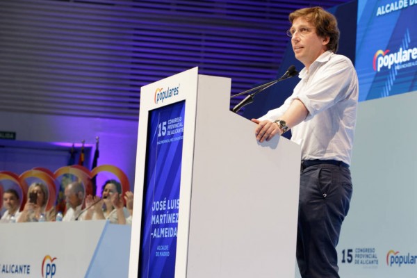 El alcalde de Madrid pide en Alicante a Sánchez que no trate a los ayuntamientos como niños