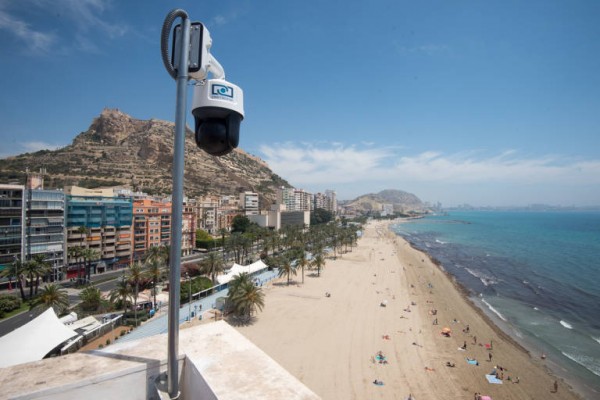 Alicante remata el sistema de control de aforo de El Postiguet: activo tras la retirada del fuel de la playa