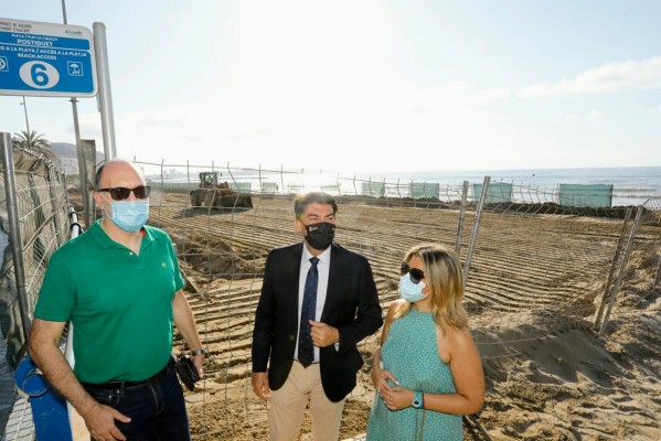 Alicante limpia el fuel oculto en El Postiguet y prevé la reapertura total de la playa este mes