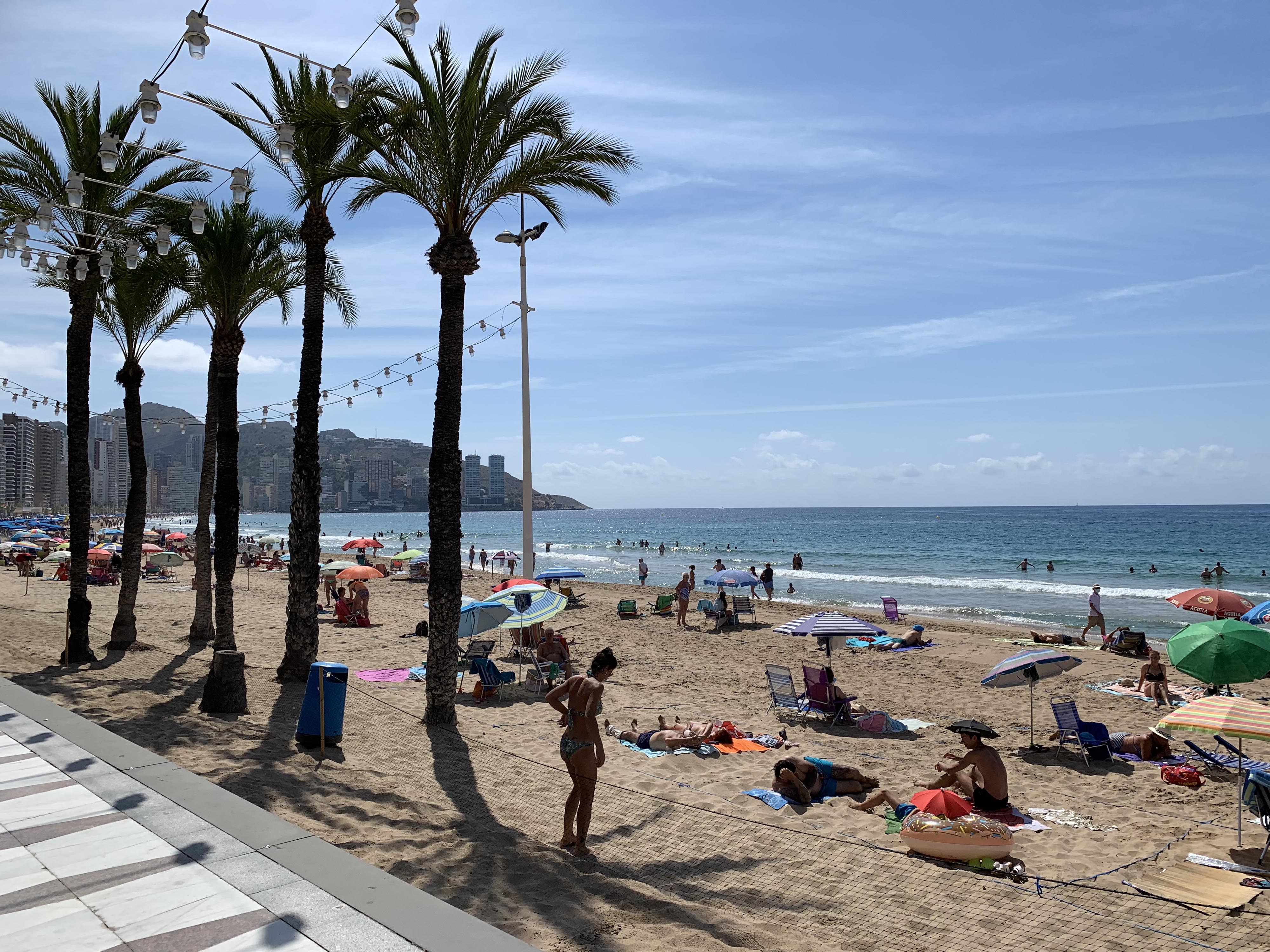 La playa de Levante de Benidorm cuelga el cartel de 'completo' en el primer día de reservas previas