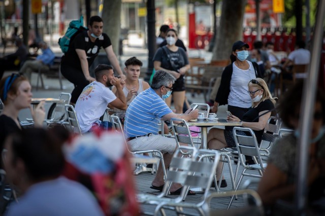  El Govern prohíbe las reuniones de más de 10 y limita el aforo en bares de Barcelona
