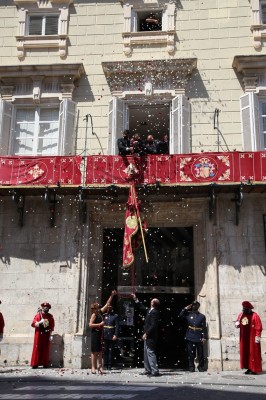 El Ayuntamiento de Orihuela conmemora con un acto religioso y reducido el día clave de sus fiestas