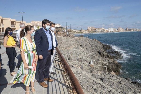 La Manga abre con dos años de retraso su nueva plaza del Galúa, que rinde homenaje a la AGA
