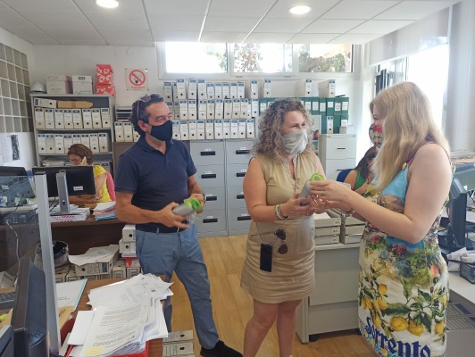 Benicàssim reparte botellas reutilizables a los funcionarios para reducir el uso de plásticos