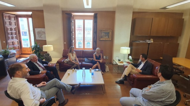 AEFA se reúne con el alcalde de Elche para proponerle celebrar sus premios anuales en el municipio
