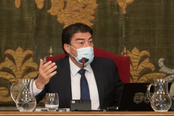 Barcala reivindica el uso de la 'hucha' municipal y avisa al Gobierno que la usará para pagar deuda