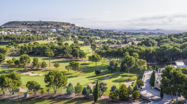 Cinco motivos para veranear en un club de golf